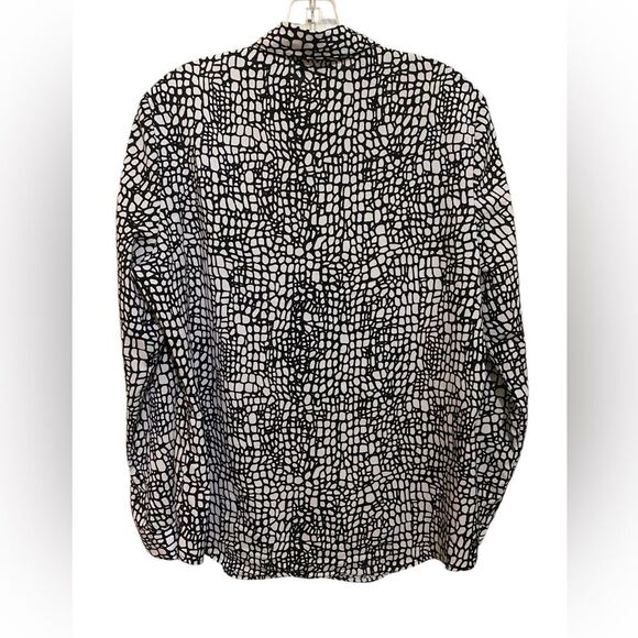 Chico’s Effortless Geo Print Chiffon Button Up Blouse Black White Longline Chic - Picture 4 of 8